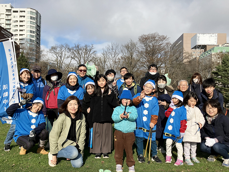 北海道社会連帯　札幌・大通公園でゴミ拾い　恵庭ブルーサンタも参加